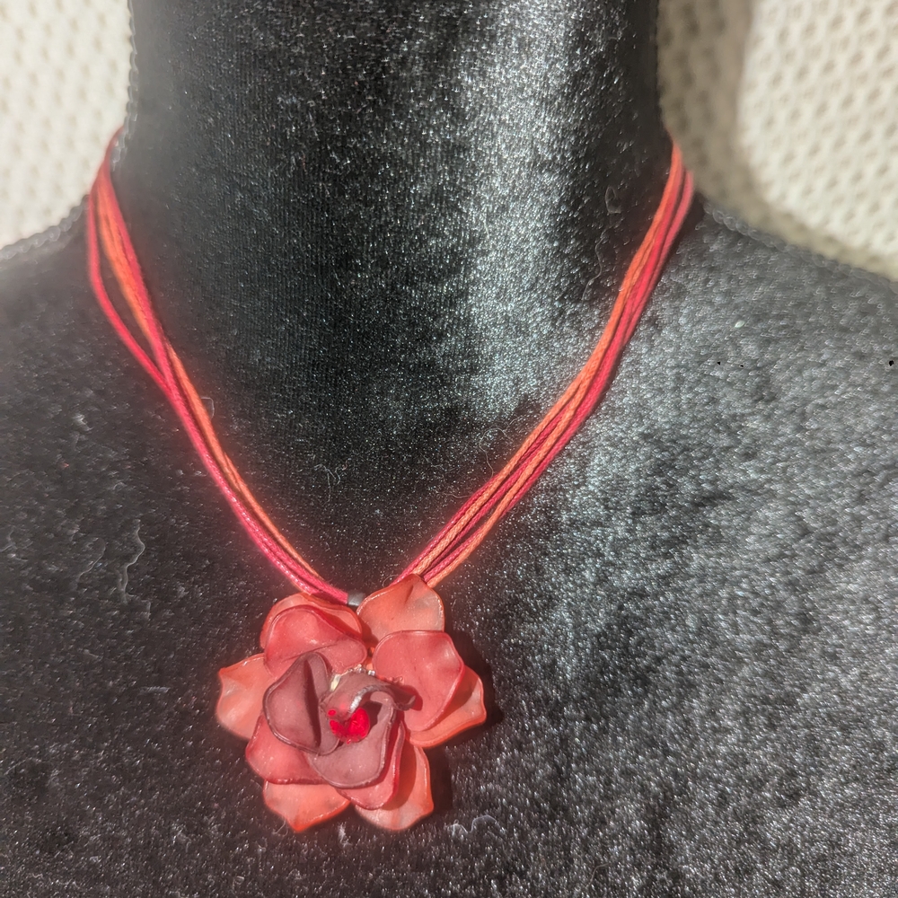 Chic Floral Necklace in Red and Pink
